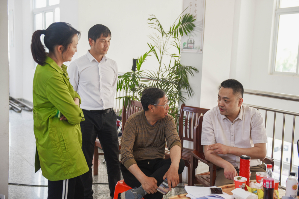 郑纯雄一行前往电影《大事》剧组探班