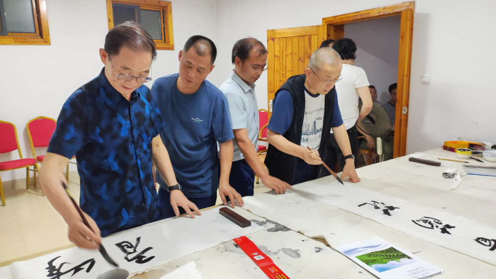 著名作家刘醒龙一行莅临天峡风景区采风创作